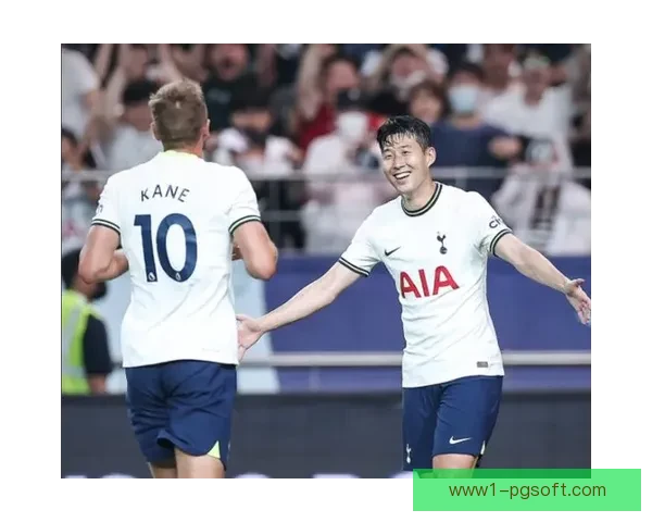 孙兴慜韩国队训练期间与远道而来的英国球迷亲切合影瞬间